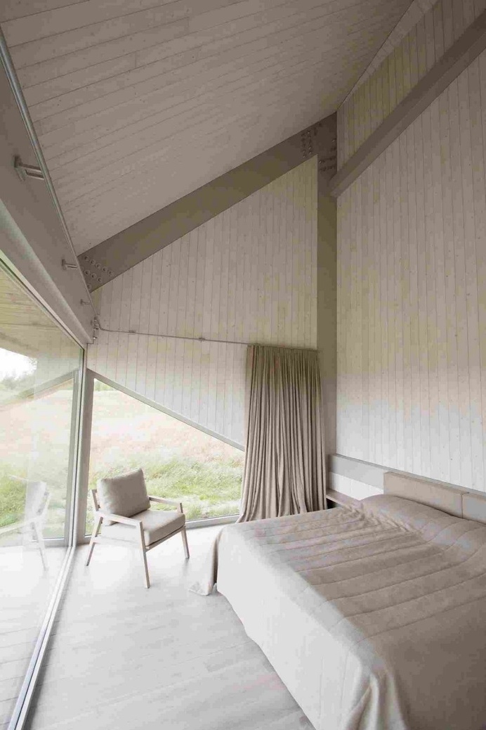 The Dune House is a Sharp Linear Structure with a Facade of Straw