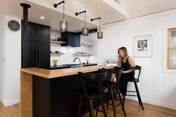 Hsu McCullough Turned a 100-Year-Old Cottage into a Modern House with Rustic Charm 2