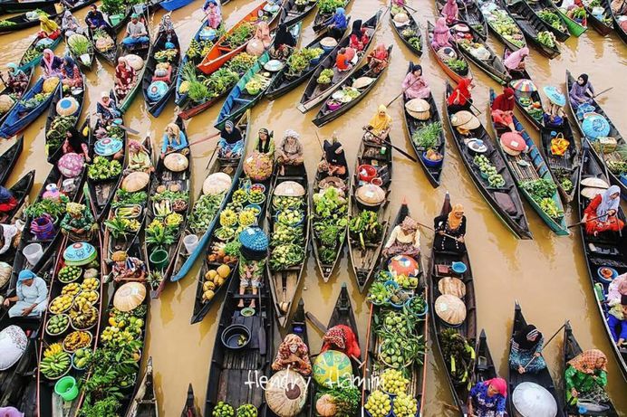 Spectacular Photos of Colorful Floating Market in Indonesia by Hendry Hamim