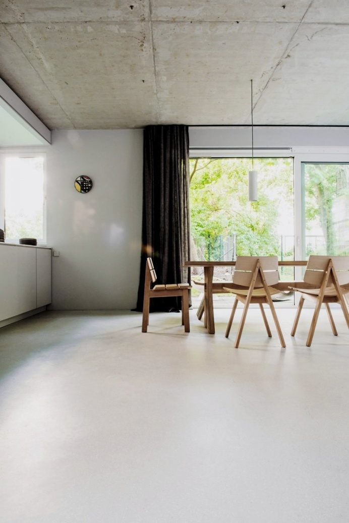 Open kitchen and dining area. House on Prenzlauer Berg by Loft Kolasiński. © Karolina Bak. #diningroom #concrete