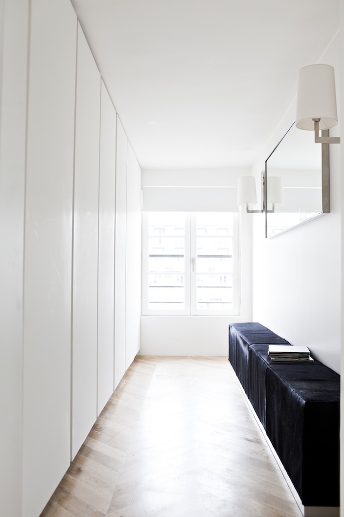 #Walkincloset. #AppartementPoissonniere by #FredericBerthierArchitecture. Photo by #BenoitLinero. #appartementpoissonniere #closet