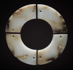 ELEGANT FOUR-PART WHITE DISC