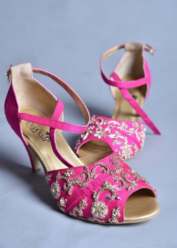 Vasansi Jaipur is an online designer store that is essentially well-suited in obliging the masses as it has a lovely combination of Indian s