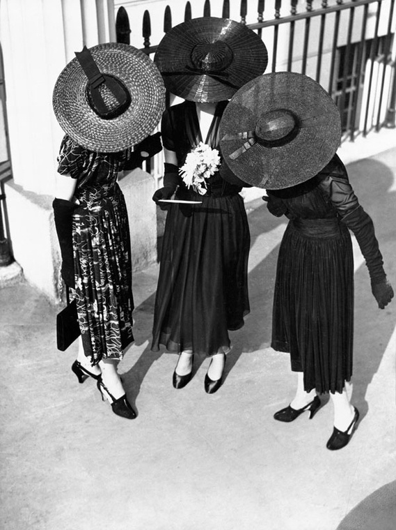 Norman Parkinson - Wedding Outfits in Eaton Square - Photos - Photohab - Photographer's Portfolios #fashion #photography #inspiration