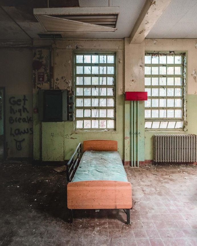 #urbexworld: Stunning Abandoned Photography by Bartlett Lentini
