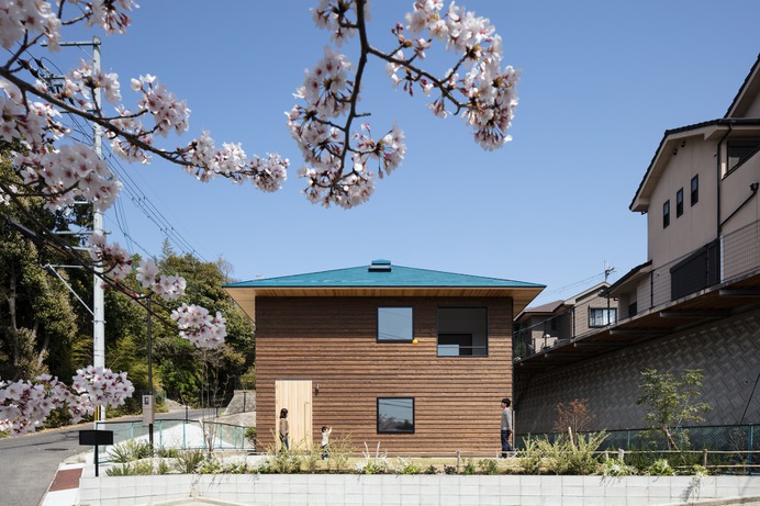 Crossroad House by YYAA