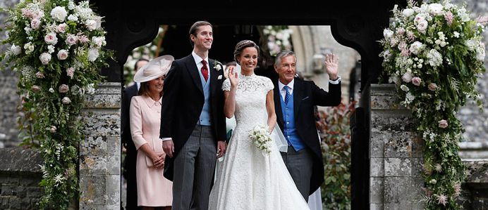 We found for you twins and clones of the most popular wedding dresses. Find your own dress and pin it not to lose!