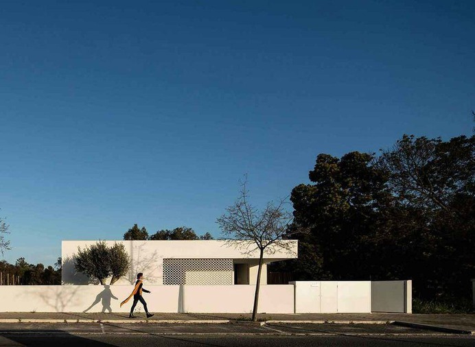This Suburban Family House Mixes Concepts of Beach, Condominium and Nature