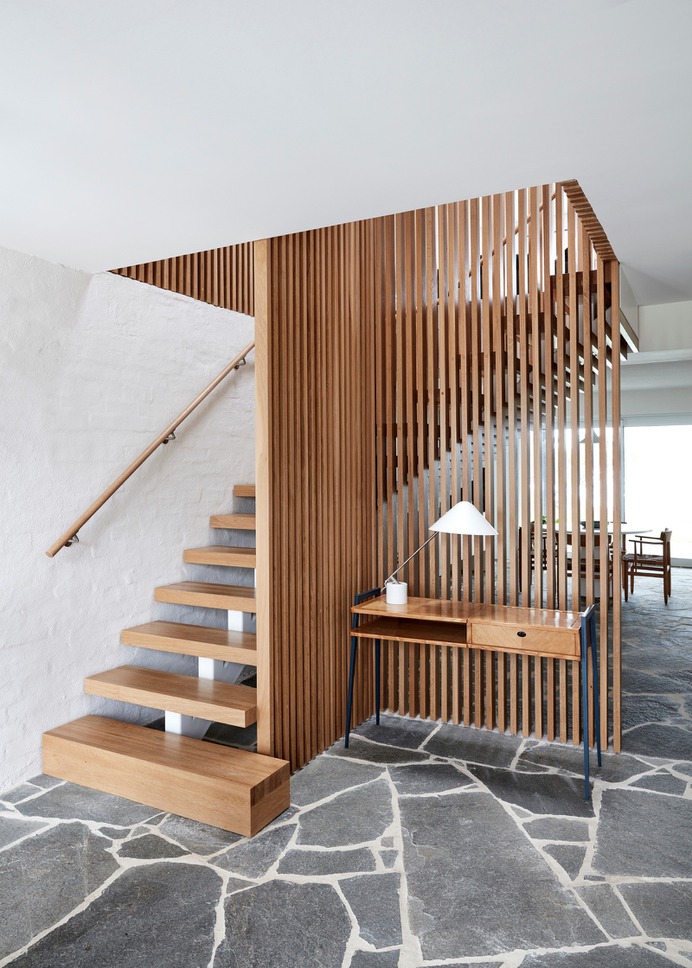 wooden-staircase-in-an-open-and-l-shaped-design-with-a-vertical-wood-slat-wall.jpg (1600×2240)