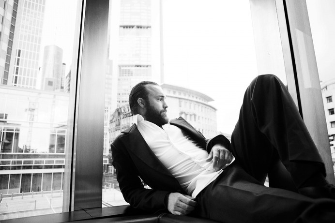 Bühne und Leinwand by Waldemar Salesski #actor #waldemar #white #suite #black #photography #portrait #window #salesski