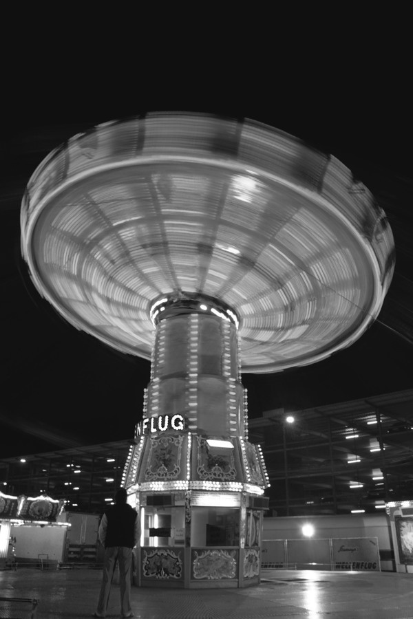 Jan Kloke - Black and White #funfair #white #carnival #lights #black #night #speed #and #dark