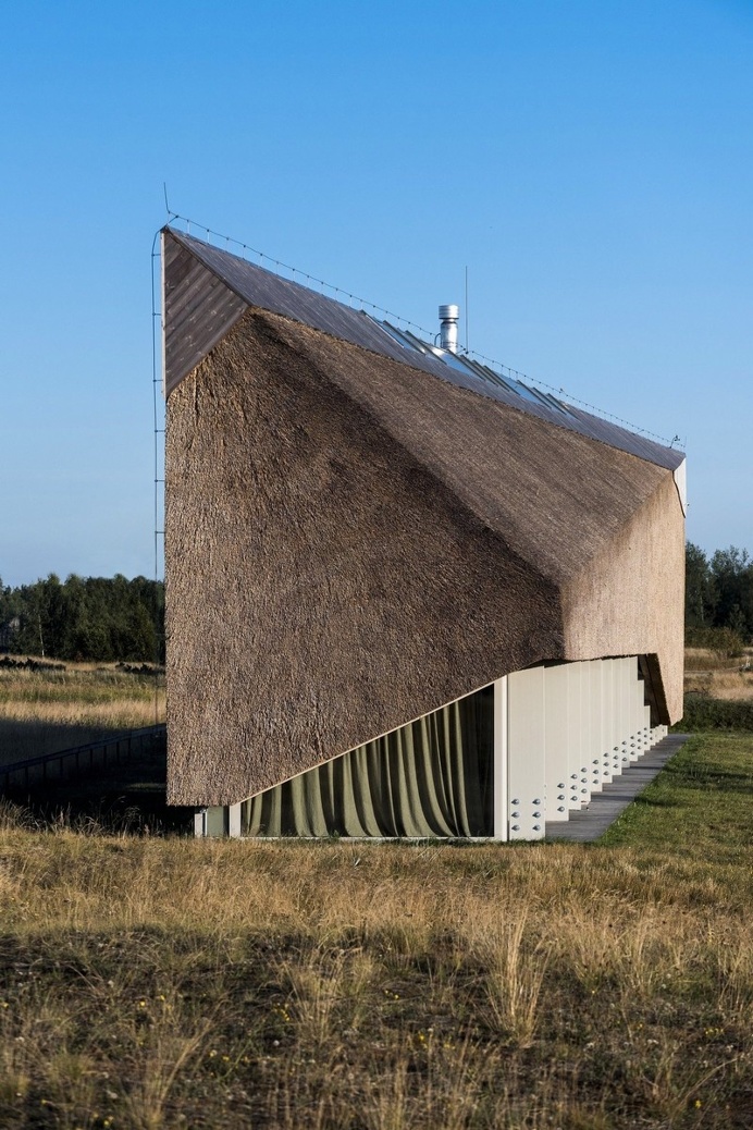 The Dune House is a Sharp Linear Structure with a Facade of Straw