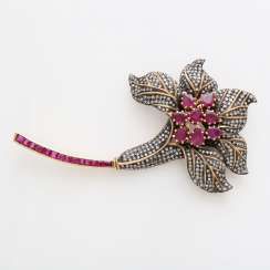 Flower brooch with rubies (treated partially) . 5,6 ct and Achtkantdiamit