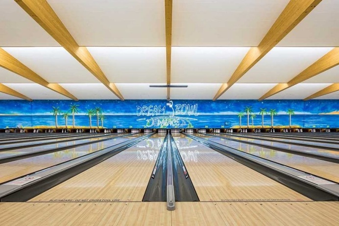 Bowling Alleys: The Vintage Beauty and Aesthetic of Germany's Kegelbahnen by Robert Goetzfried