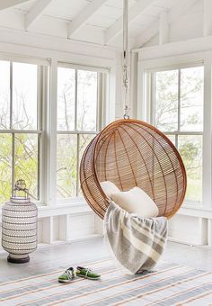 Tendance : le fauteuil suspendu en rotin dans la décoration - FrenchyFancy