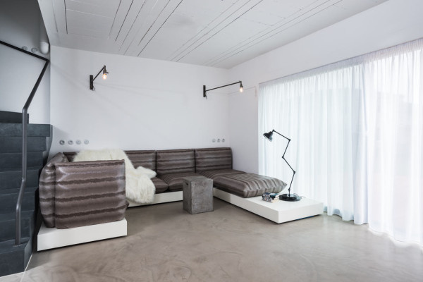 A Family Home with a Black & White Interior in main interior design Category #interior #design #decor #deco #decoration