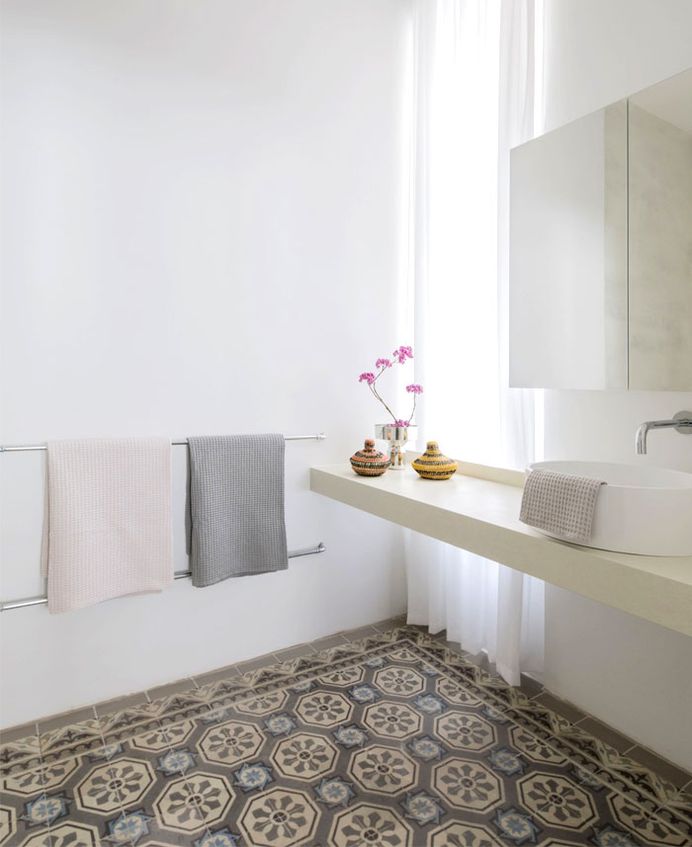Home where Spirit of Viennese Classical Style is Entwined with the Modern Time - InteriorZine #decor #interior #home #bathroom