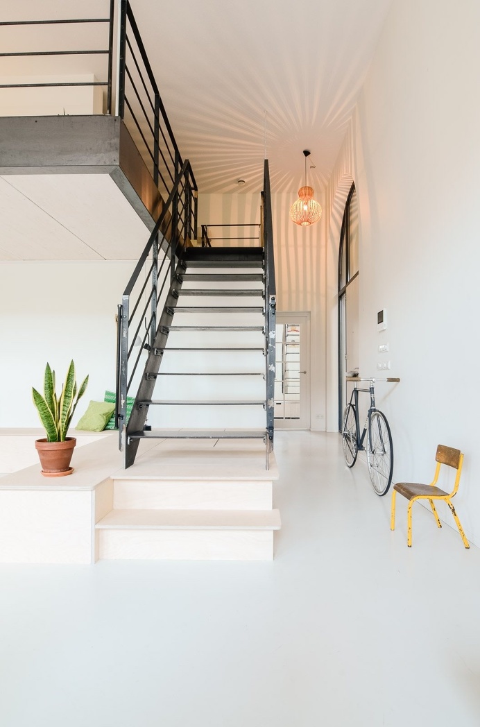 Ons dorp by Standard Studio. #standardstudio #staircase #entryway #mezzanine #minimalist