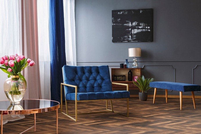 Ostatnio popularne staje się mieszanie stylu vintage z nowoczesnym. Dodatki stylizowane na stare oraz modernistyczne akcesoria, a do tego odważny kolor to klucz do sukcesu, by zachować smak dekorowania takiego wnętrza.