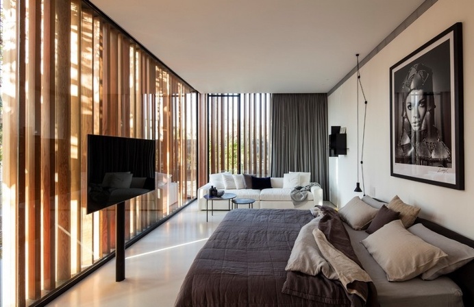 Modern Concrete Home With Spacious Interiors in Israel