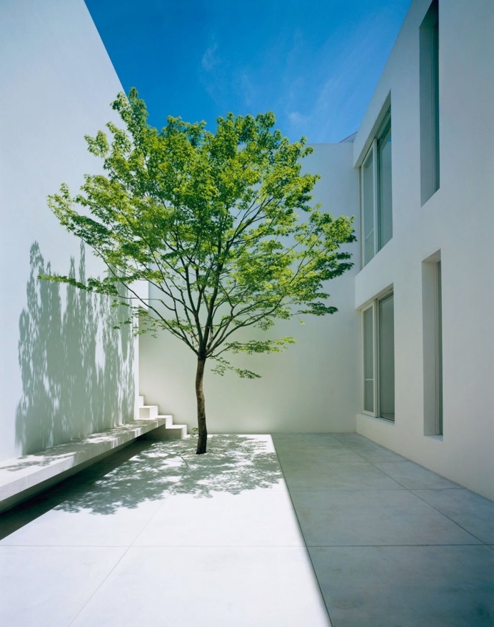 Double-height courtyard. Tetsuka House by John Pawson. © Hisao Suzuki. #patio #courtyard