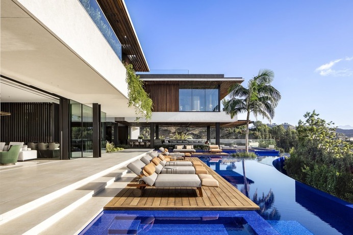 Hillside Home in Los Angeles by SAOTA