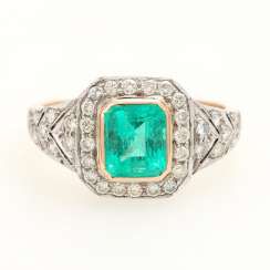 Elegant women's ring with emerald + diamonds,