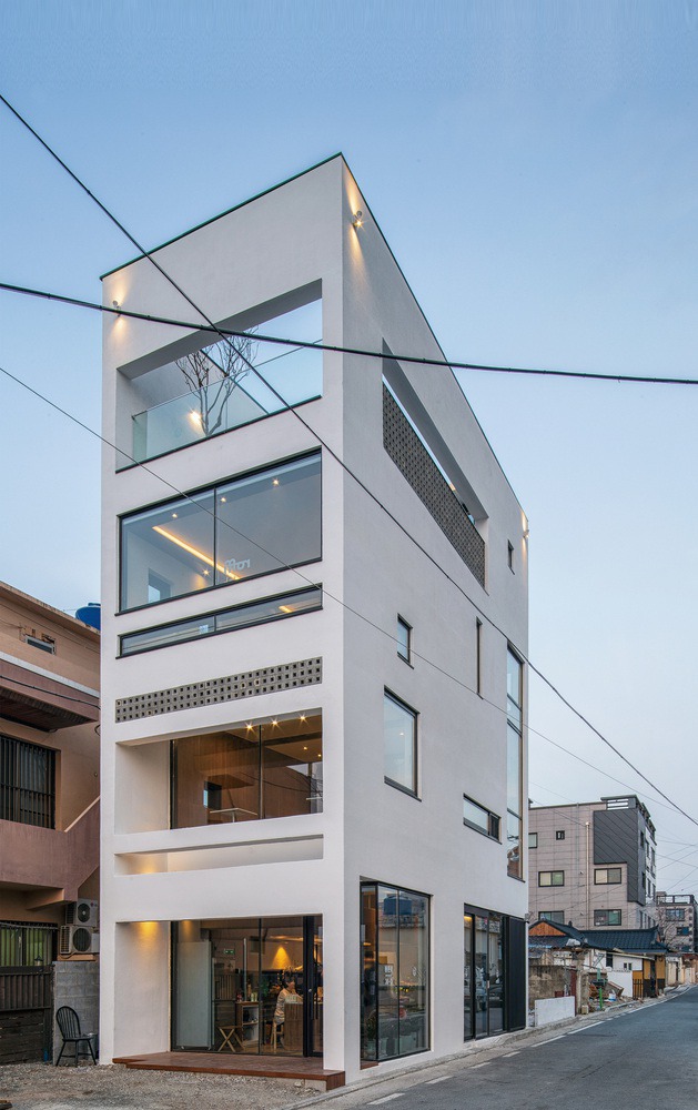 Roffi, a Small Cafe / ADF Architects