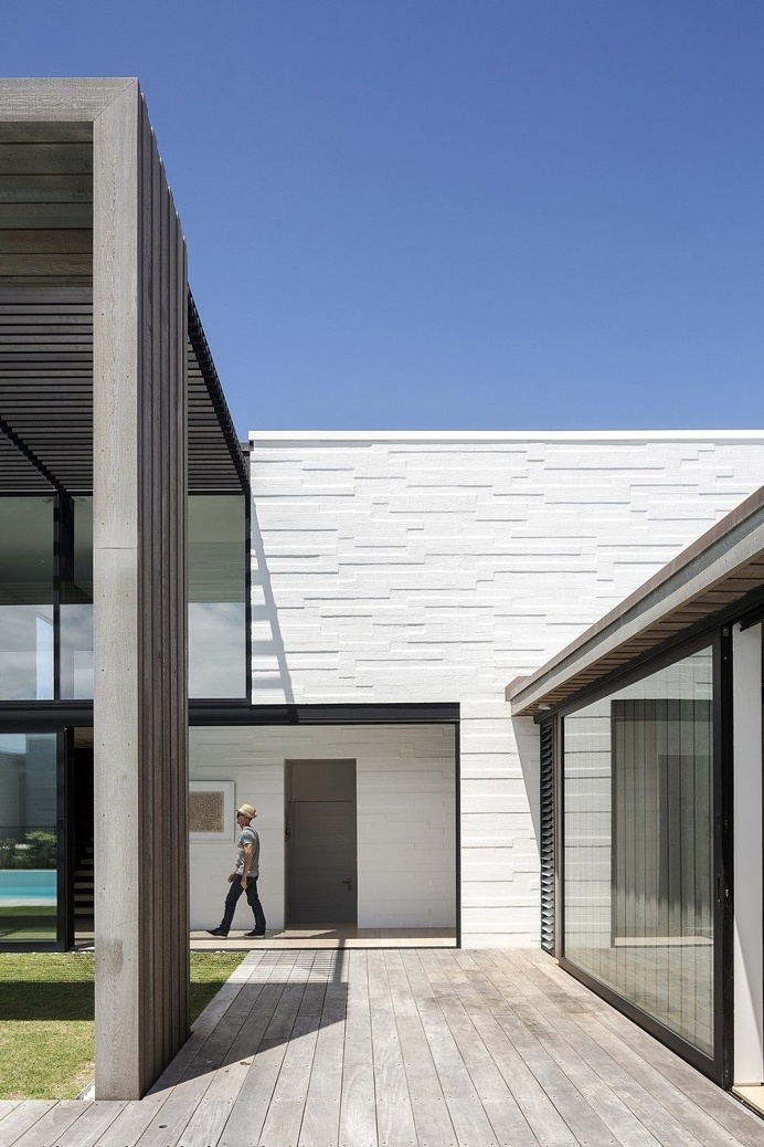 Coastal Holiday House Suitable for Frequent Guests and Informal Entertaining 4