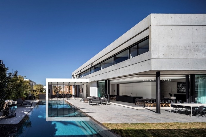 Modern Concrete Home With Spacious Interiors in Israel