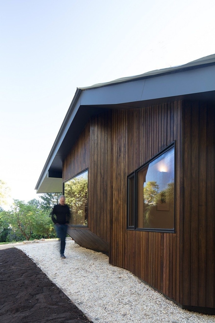 Shadow Cottage Daylesford is a Wood Story in Contrast to a Discrete Industrial Aesthetic 2