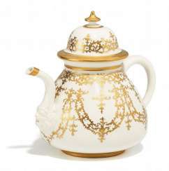 TEAPOT WITH GOLD TRIM AND MASK. Meissen. To 1725/30. #Sets #Teasets #Porcelainsets #Antiqueplates #Plates #Wallplates #Figures #Porcelainfigurines #porcelain