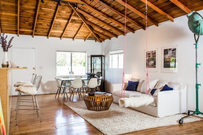 This Venice Bungalow Takes on an Artsy Vibe with a Graffiti Painted Facade