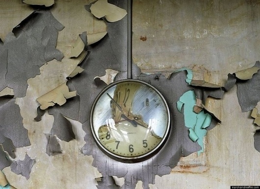 Haunting Images Of Detroit's Decline (PHOTOS) #peeling #melted #peel #photo #photography #melting #time #clock