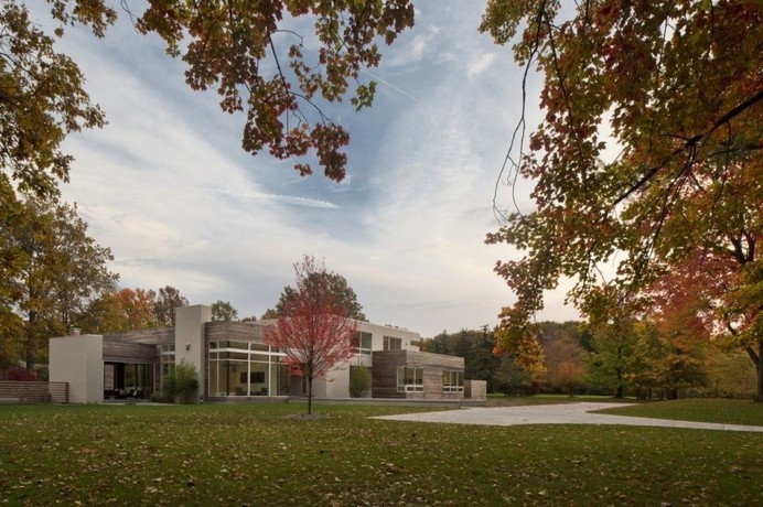 Imposing Contemporary House in Ohio Exhibiting Surprising Design Ideas Read more: http://freshome.com/2013/07/02/imposing-contemporary-hous #ohio #architecture #contemporary