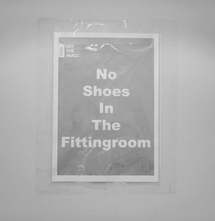 No Shoes In The Fittingroom PHOTOGRAPHIE (C) [ catrin mackowski ]