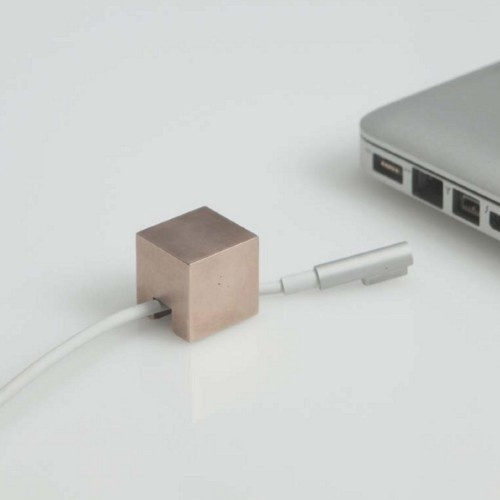 Bronze Cable Holder is a minimalist design created by RISD student Kebei Li. These little casted bronze cubes are designed to prevent cables #bronze #cable #minimal #technology