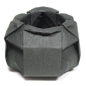 How to make an origami cauldron for Halloween (http://www.origami-make.org/howto-origami-halloween.php)