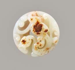A LOVELY SCULPTURAL SWORD POMMEL IN WHITE JADE WITH A CARVED DRAGON