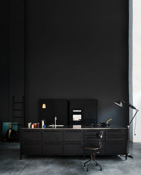 Фотограф Heidi Lerkenfeldt #interior #kitchen #dark
