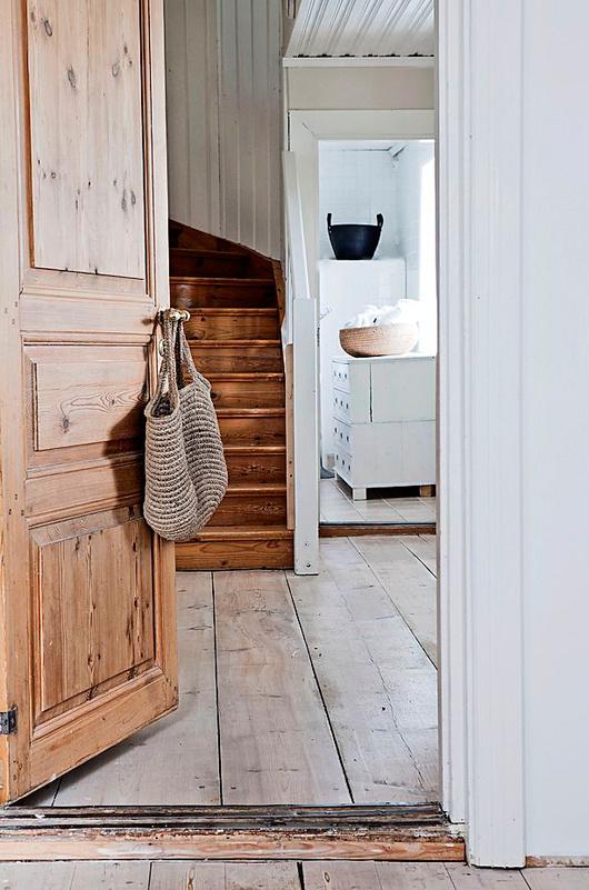 scandinavian white home stairwell #interior #design #decor #deco #decoration