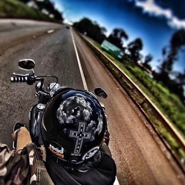 📸 @marcelodiogo Rocking our beating death sticker. Calcomanías disponibles en www.lonewolfmotorcycle.co