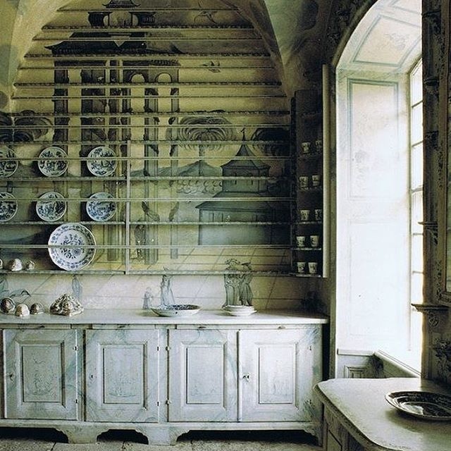 Love the incredible hand painted walls #antique #handpainted #blueandwhite #antiqueporcelain #antiquefloors #antiquepainting