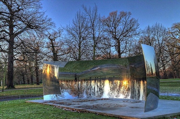 Curved Steel Walls Reflect an Upside Down World - My Modern Metropolis #mirror