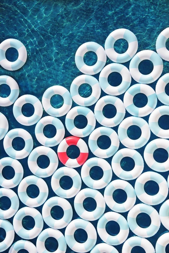 Poolside – The photographs of Gray Malin