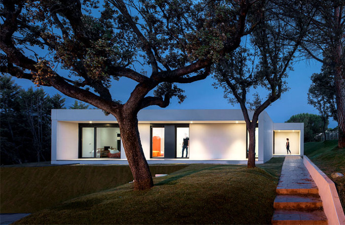 Modern Single-Story Cubical House by Zooco Studio - InteriorZine