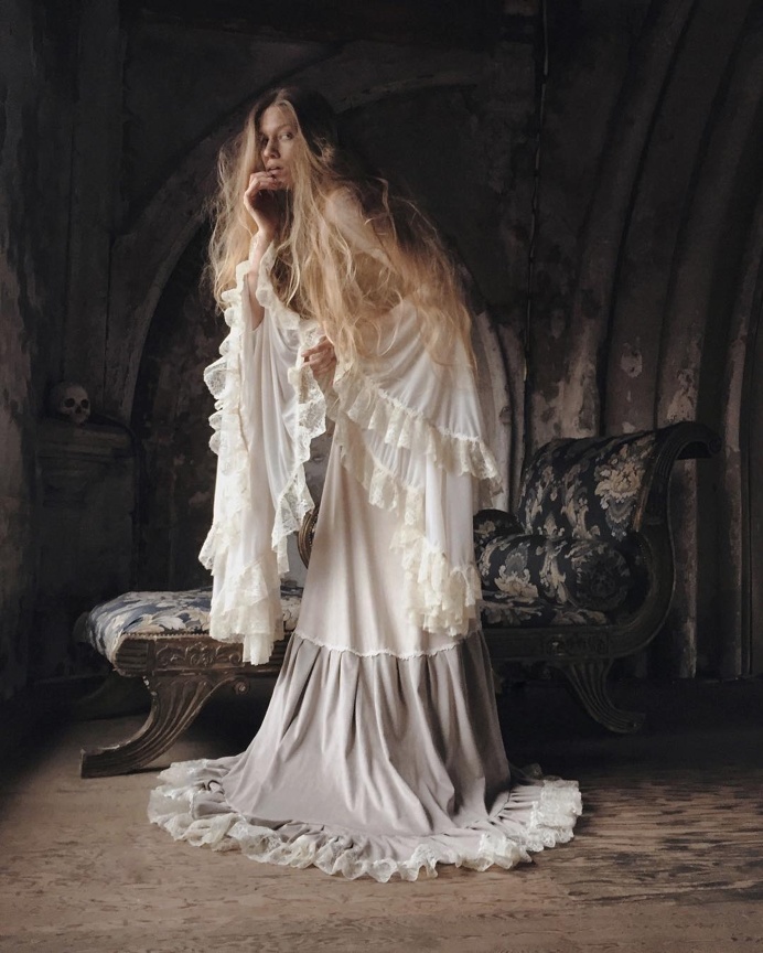 Gorgeously Mysterious, Melancholic and Fine Art Portrait Photography by Nona Limmen