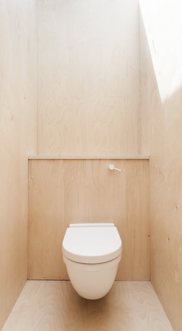 Plywood House by Simon Astridge. #plywood #simonastridge #minimal #toilet
