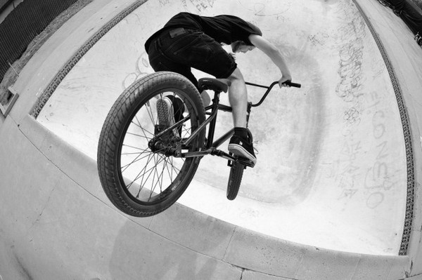 T H E D I G G E S T . C O M #pool #bmx #shredding