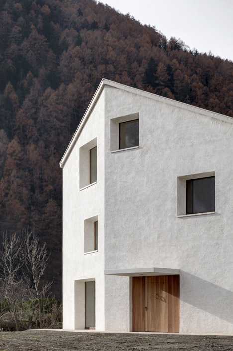 House at Mill Creek by Pedevilla has an off-white exterior